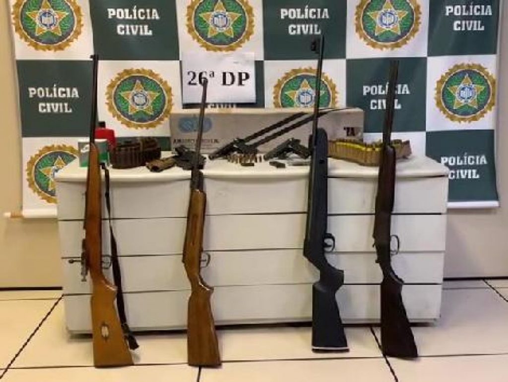 Pistolas e carabinas são apreendidas após denúncia de violência doméstica