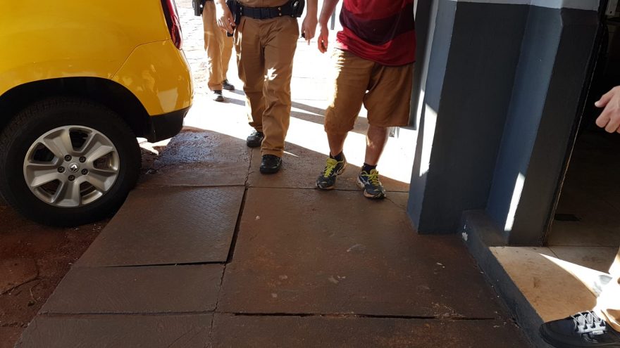 Suspeito é detido em ação da PM no Bairro Country, em Cascavel