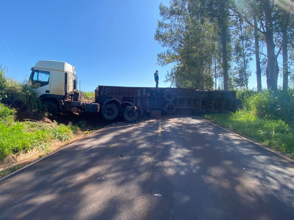 Para evitar acidente, caminhoneiro “tomba” carreta na PR-180