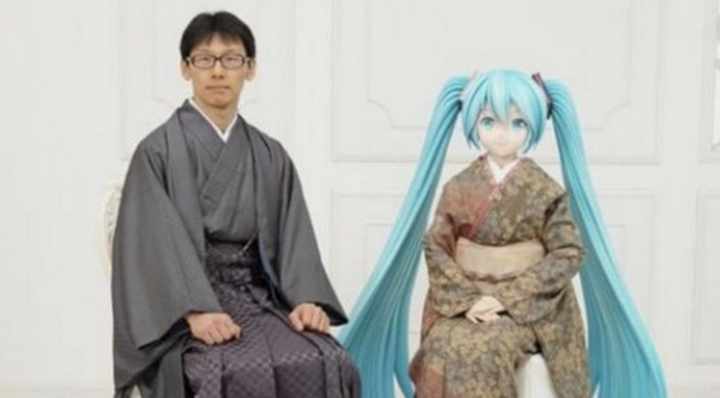 Homem casa com noiva de holograma, mas agora luta para se relacionar com ela