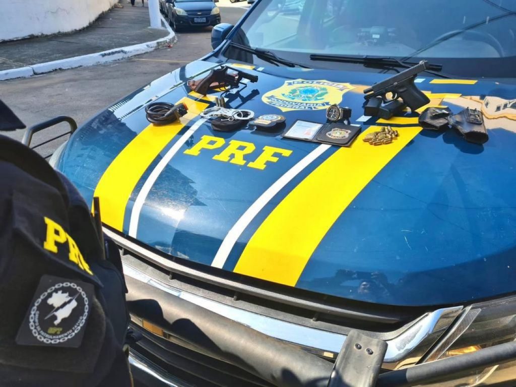 PRF prende condutor por porte ilegal de arma de fogo, uso de documento falso e receptação