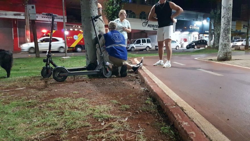Mulher cai de patinete e bate a cabeça em uma árvore no Centro