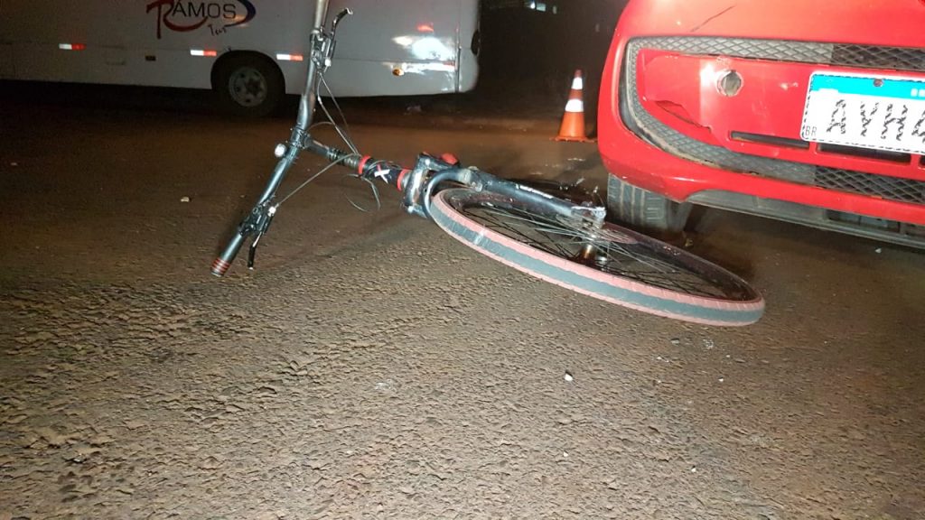 Carro atinge bicicleta e menino de 13 anos sofre ferimento em crânio