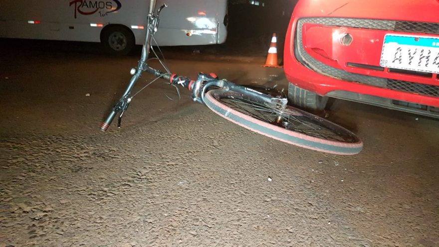 Carro atinge bicicleta e menino de 13 anos sofre ferimento em crânio