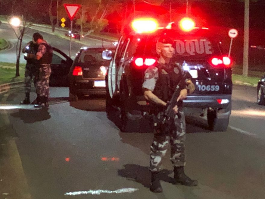 Grande aparato policial chama atenção de motoristas durante ação de militares do Pelotão de Choque