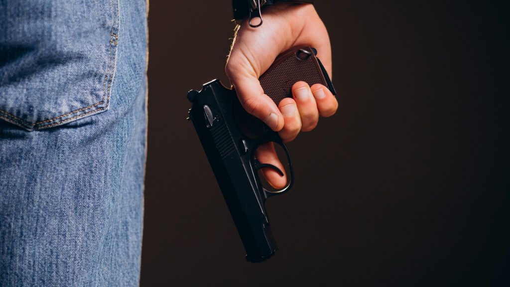 Jovem de 14 anos é baleado no pescoço em após atirador abrir fogo contra outros dois adolescentes