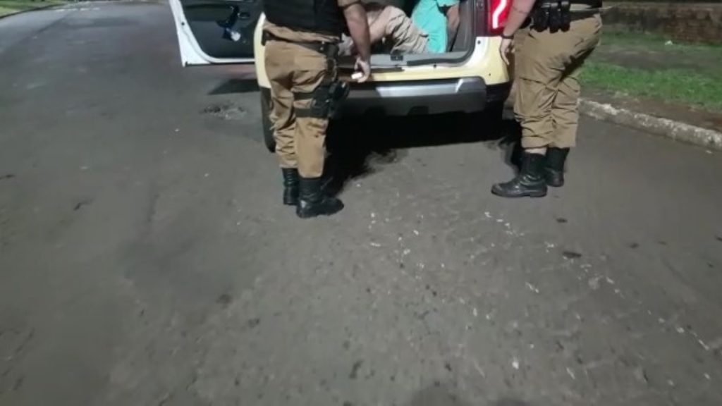 Veículo furtado é recuperado minutos depois; Tenente relatou que indivíduo foi fugir, caiu e foi detido