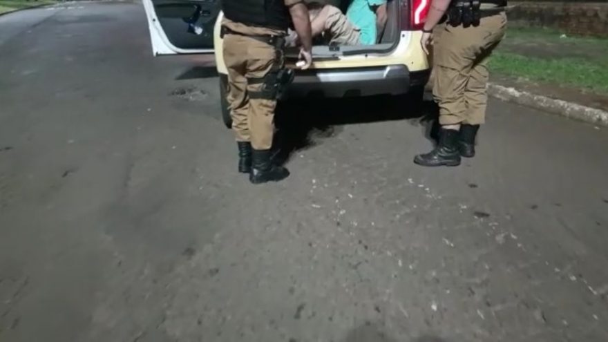 Veículo furtado é recuperado minutos depois; Tenente relatou que indivíduo foi fugir, caiu e foi detido