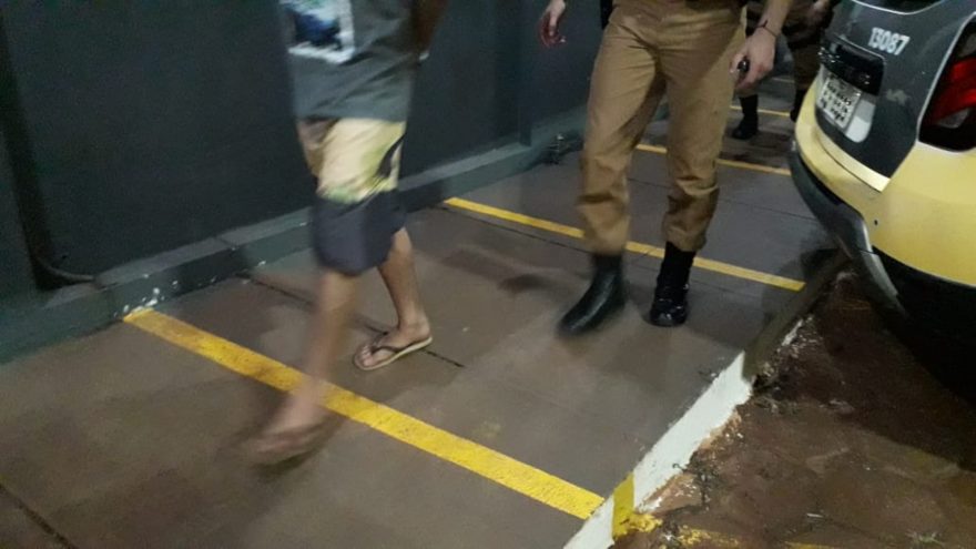 Jovem de 21 anos em posse de cocaína é preso pela PM no Jardim Quebec