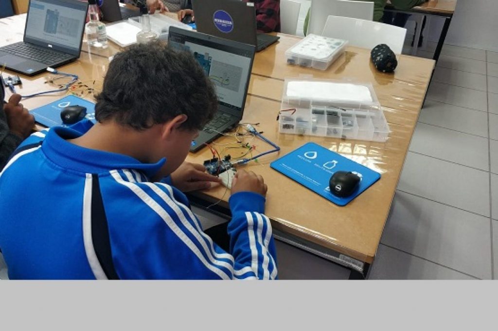 Robótica é atração em curso de postura profissional para adolescentes do Novos Caminhos