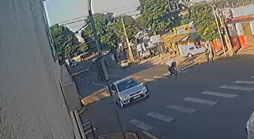 Vídeo mostra sinal verde para moto que atropelou pedestre em Apucarana