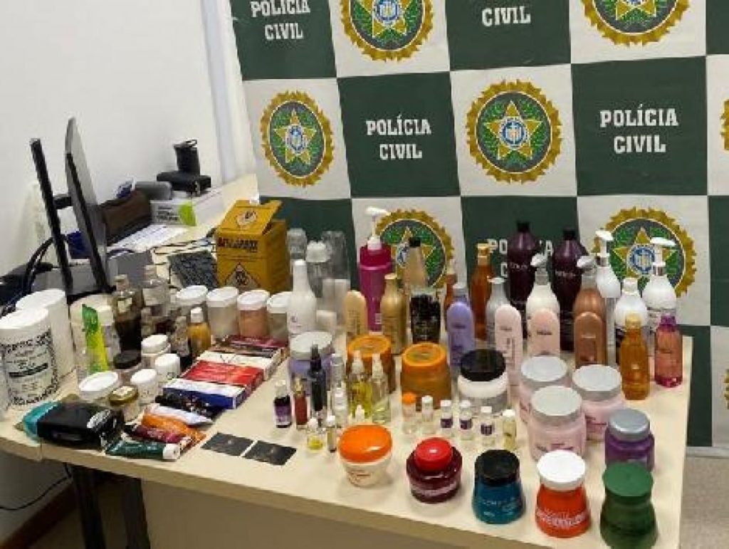 Duas presas em salão de beleza que usava produtos irregulares