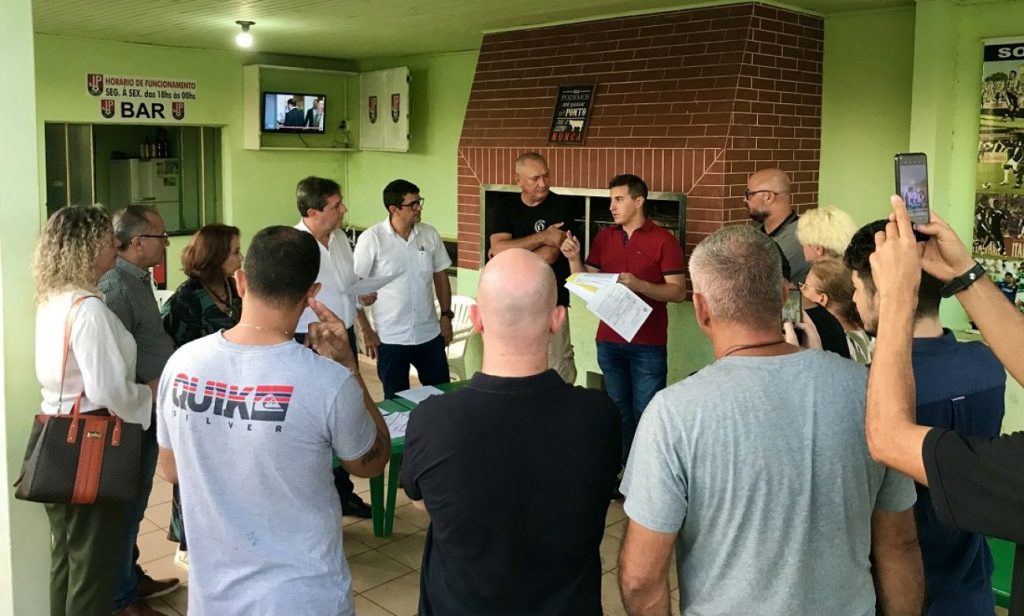 Prefeito Chico Brasileiro assina ordem de serviço para pavimentação no Bairro Beverly