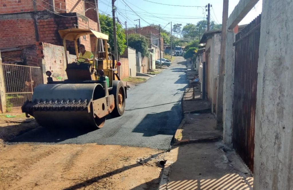 Equipe da Obras faz recomposição do asfalto em rua no Jardim União da Vitória