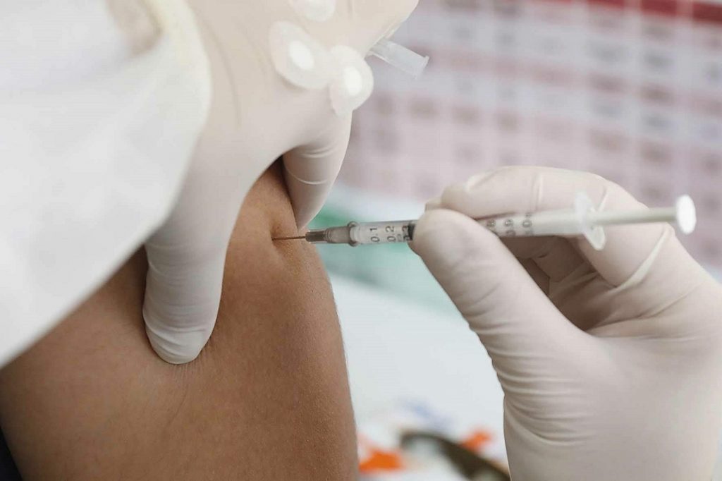 Terceira dose da vacina anticovid é para público acima de 18 anos Terceira dose da vacina anticovid é para público acima de 18 anos