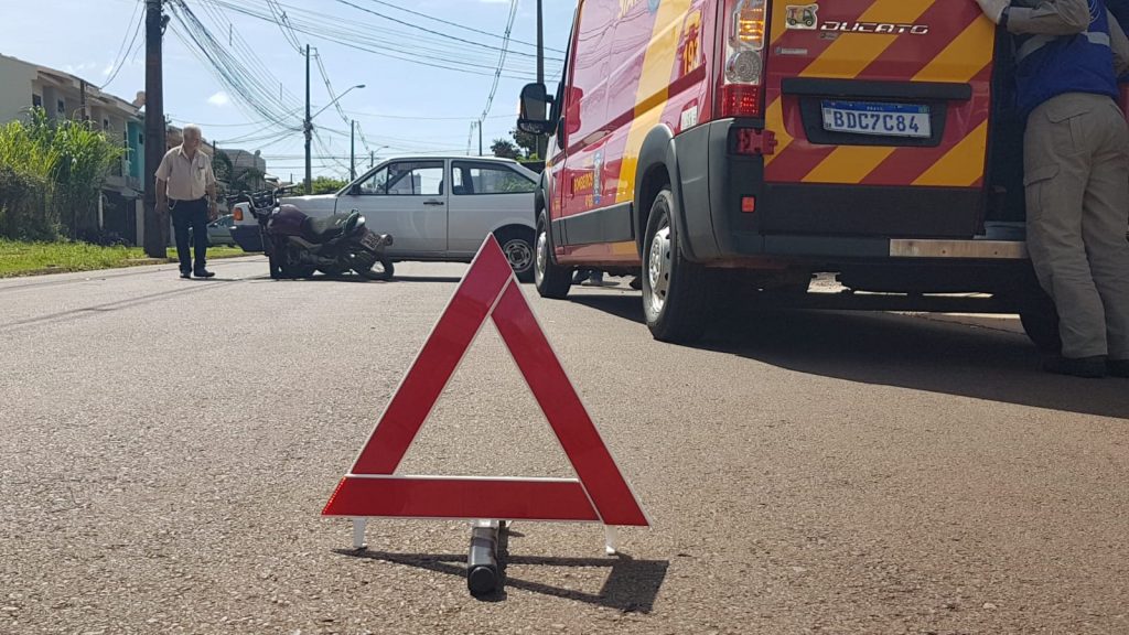 Carro e moto colidem no Alto Alegre e mulher fica ferida