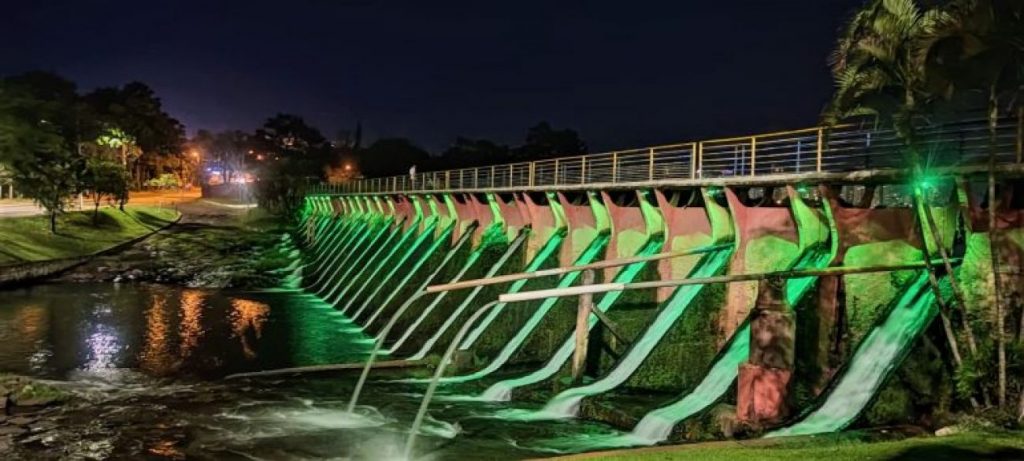 Cor verde nos monumentos da cidade alerta sobre segurança no trabalho