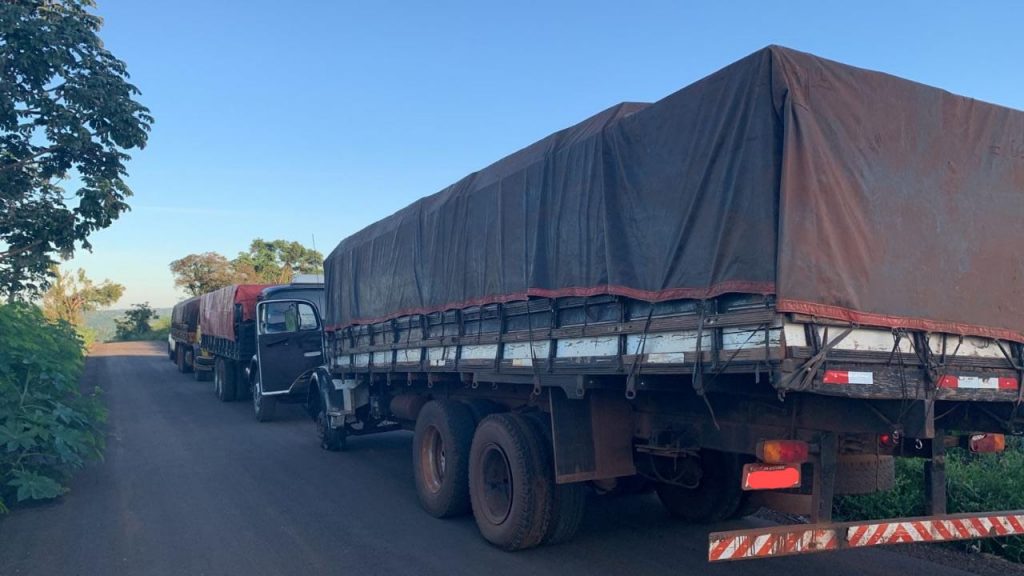 PF e BPFRON apreendem três caminhões carregados com cigarros contrabandeados em Nova Santa Rosa/PR