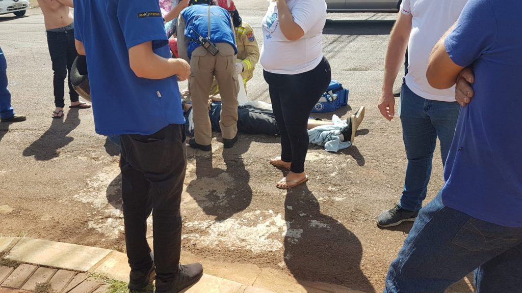 Motociclista fica ferido em colisão com caminhão no Coqueiral