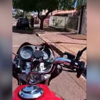 Imagem referente a Motociclista questiona agentes durante ação da Transitar 