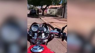 Motociclista questiona agentes durante ação da Transitar 