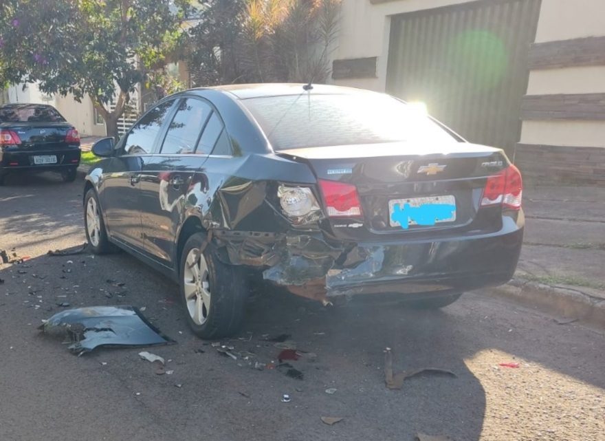 Vídeo: Motorista colide contra carro estacionado e foge do local; proprietário tenta localizá-lo