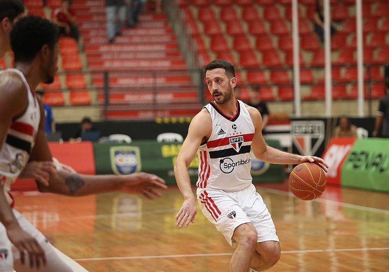 Com triplo-duplo de Elinho, Basquete Tricolor vence o Bauru pelas quartas do NBB
