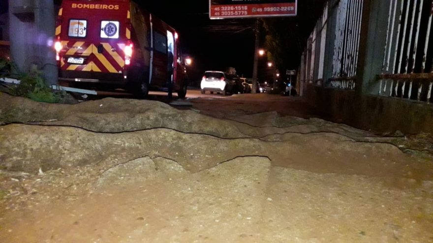 Idosa tropeça em calçada e sofre corte no crânio