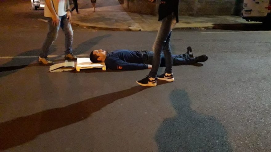 Motorista foge sem prestar socorro e deixa motociclista “jogado” ao chão após colisão no Centro