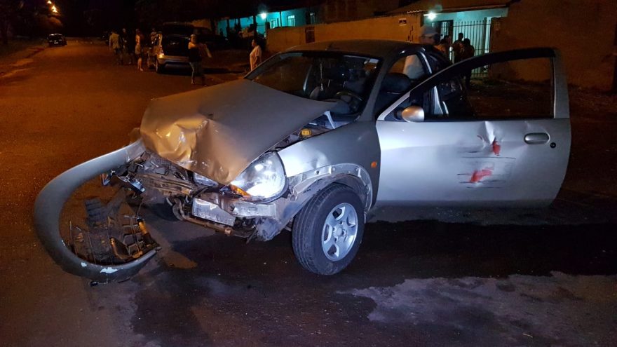 Forte colisão de trânsito deixa veículos bastante danificados no Santo Onofre