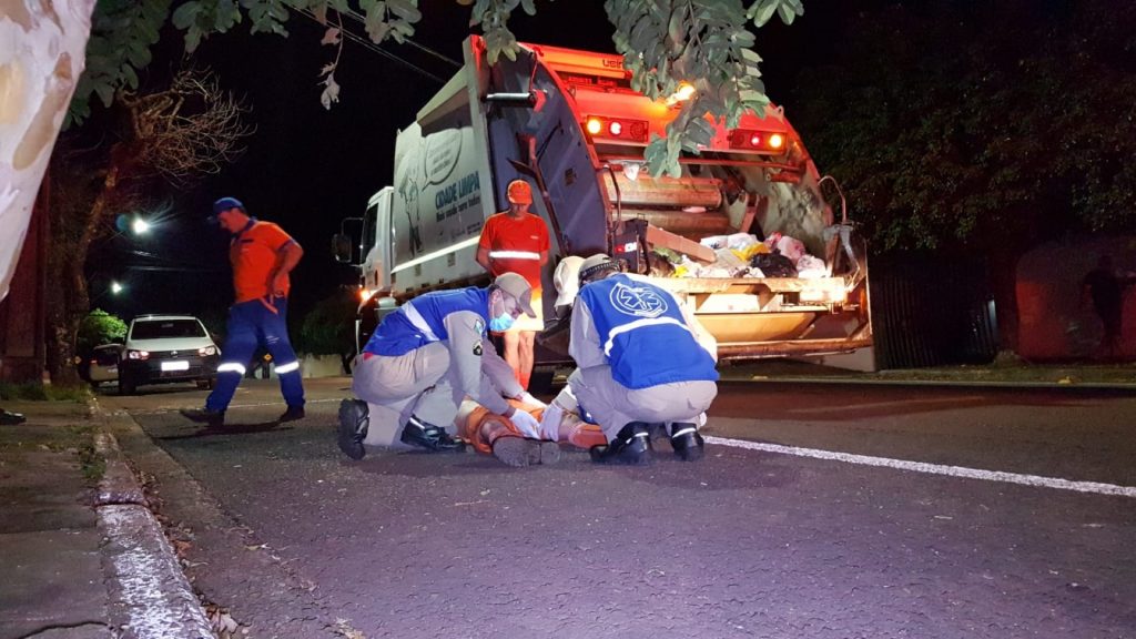 Coletor de lixo é atropelado na Região do Lago