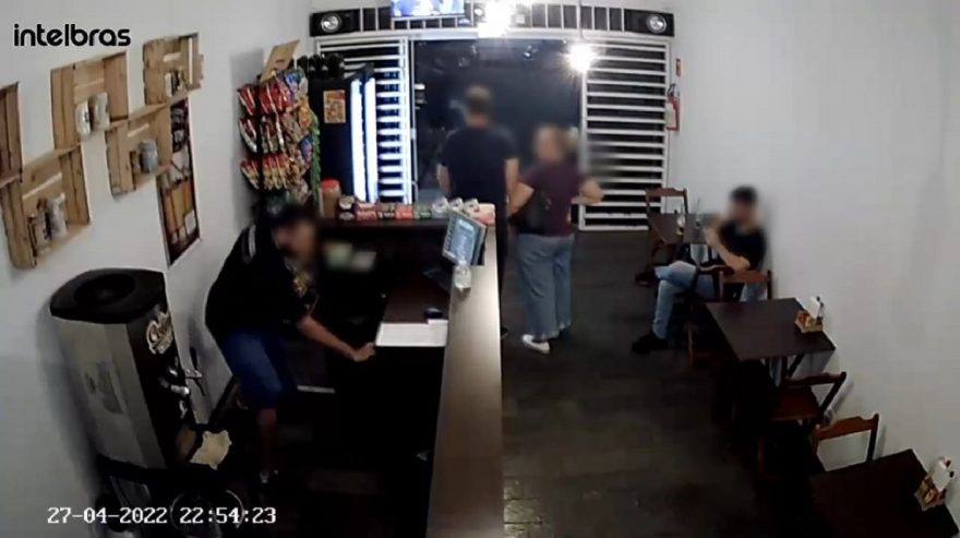 Imagens mostram momento em que proprietário percebe que o veículo teria sido furtado e persegue criminosos