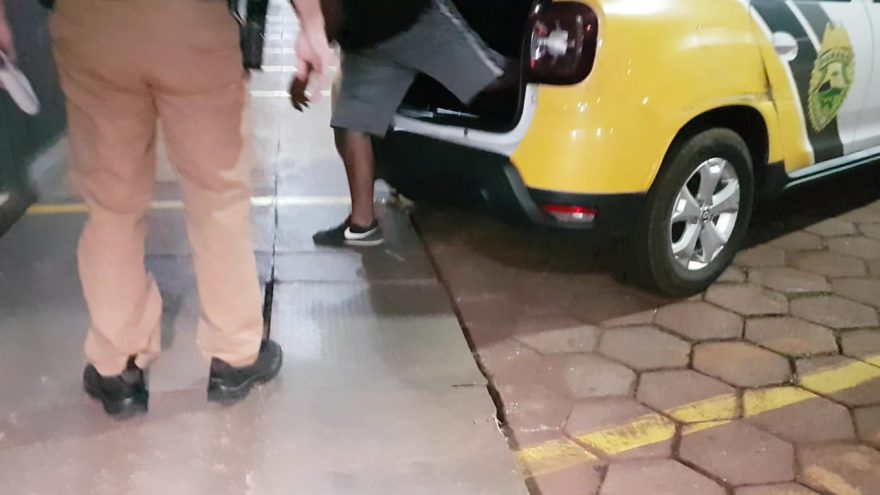 Adolescente com mandado em aberto é apreendido pela PM