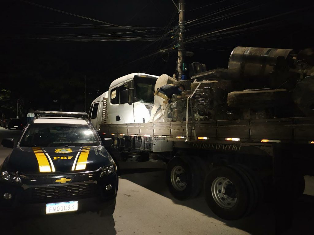 PRF apreende caminhão trator roubado na rodovia Régis Bittencourt