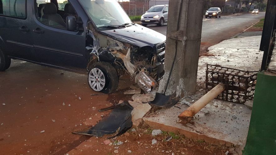 Poste é destruído após ser atingido por carro no Jardim Consolata