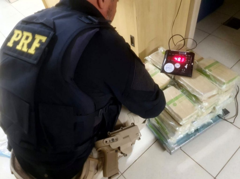 PRF flagra carga milionária de cocaína na BR 101 em Biguaçu