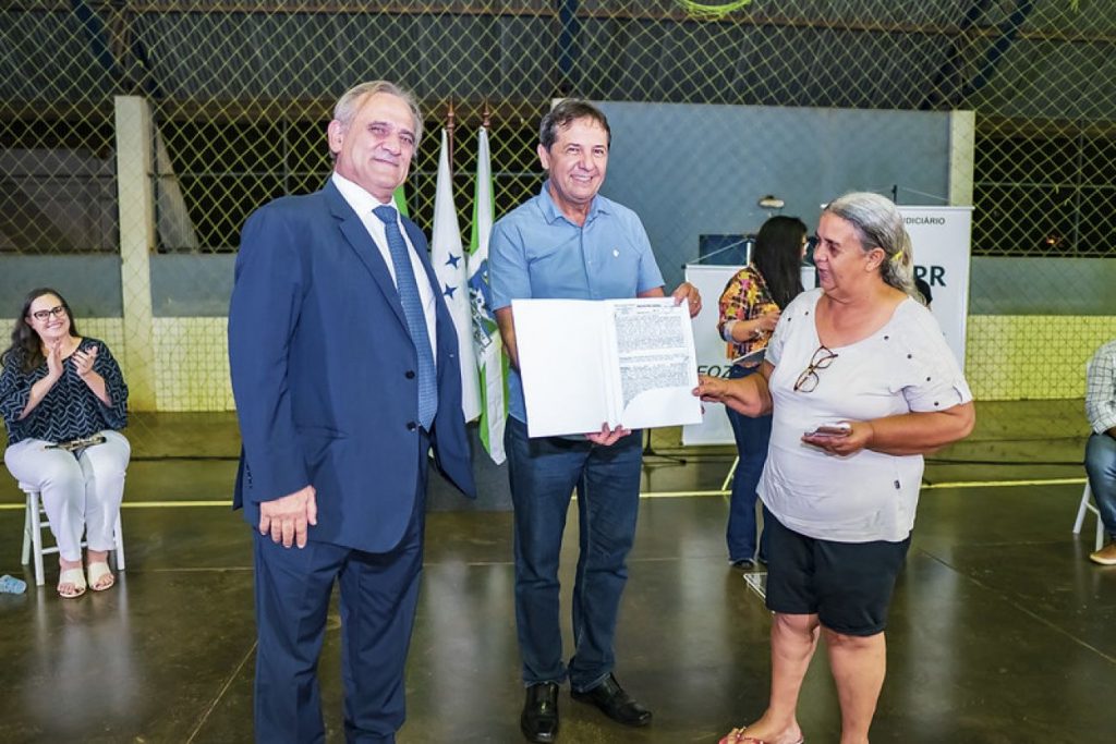 Moradia Legal: Famílias do Três Lagoas recebem títulos definitivos de seus imóveis