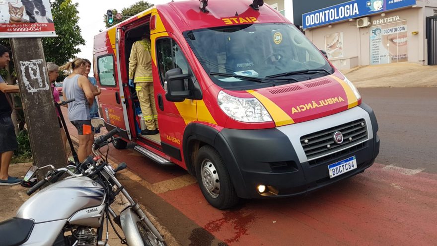 Colisão entre moto e patinete deixa duas pessoas feridas na Avenida Tito Muffato