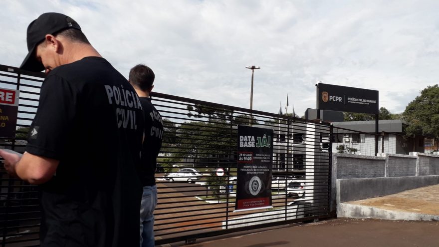 Policiais civis realizam manifestação em frente à 15 SDP