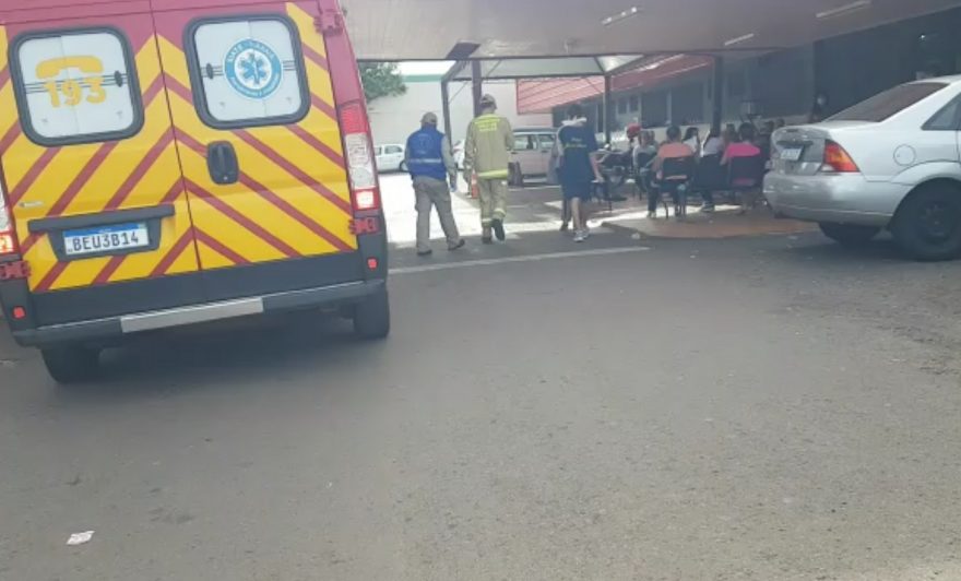 Jovem fratura o braço após sofrer queda em colégio no Jardim Clarito