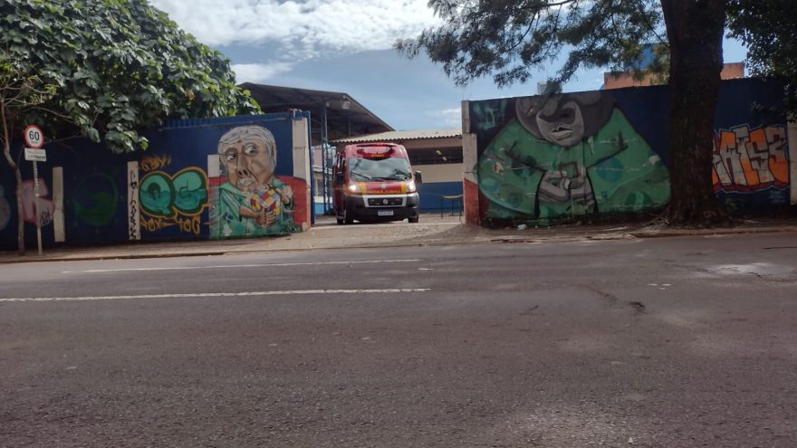 Homem de 60 anos fica ferido ao sofrer queda em colégio na Rua São Paulo
