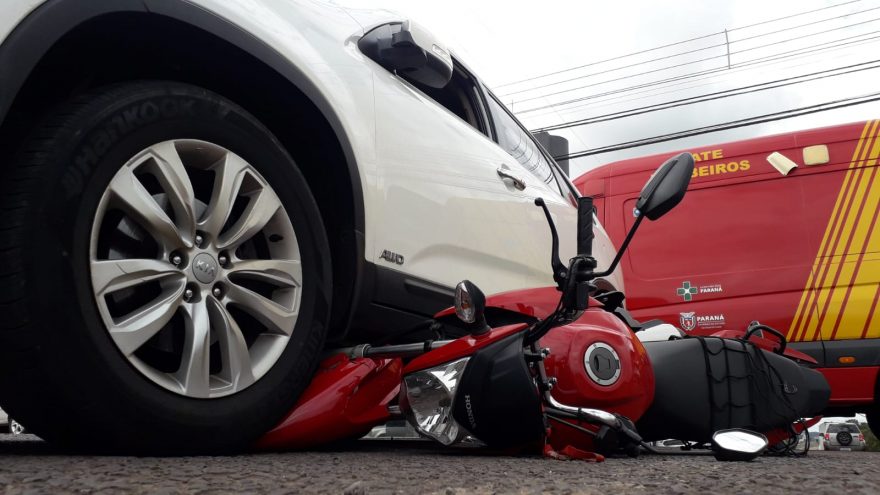 Colisão envolvendo carro e moto deixa mulher ferida no Bairro Universitário, em Cascavel
