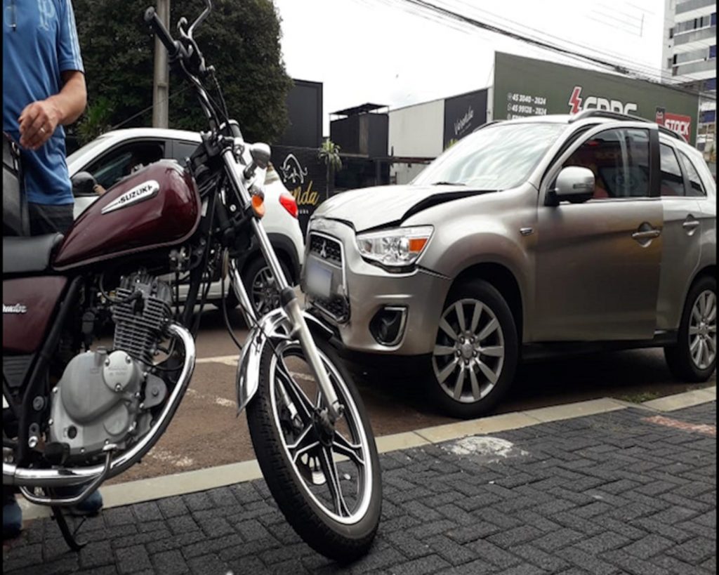 Carros e moto colidem na Rua Marechal Cândido Rondon