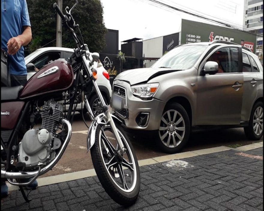 Carros e moto colidem na Rua Marechal Cândido Rondon
