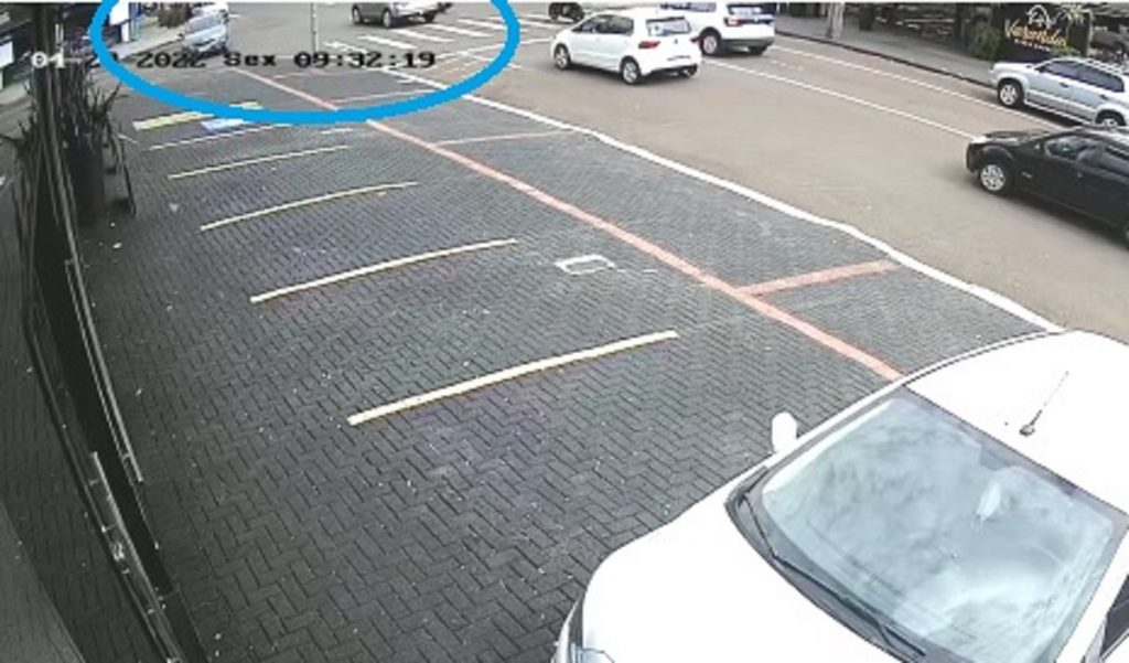 Câmera flagra colisão entre dois carros e uma moto na Rua Mal. Rondon