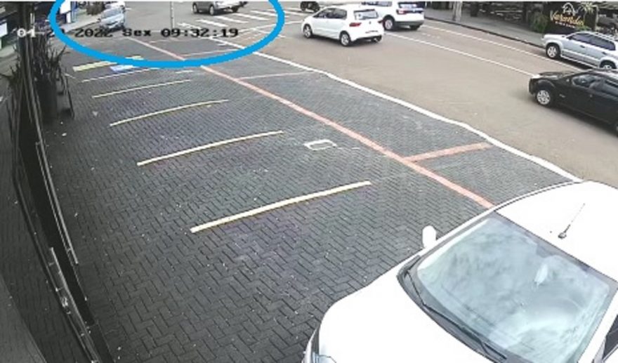 Câmera flagra colisão entre dois carros e uma moto na Rua Mal. Rondon