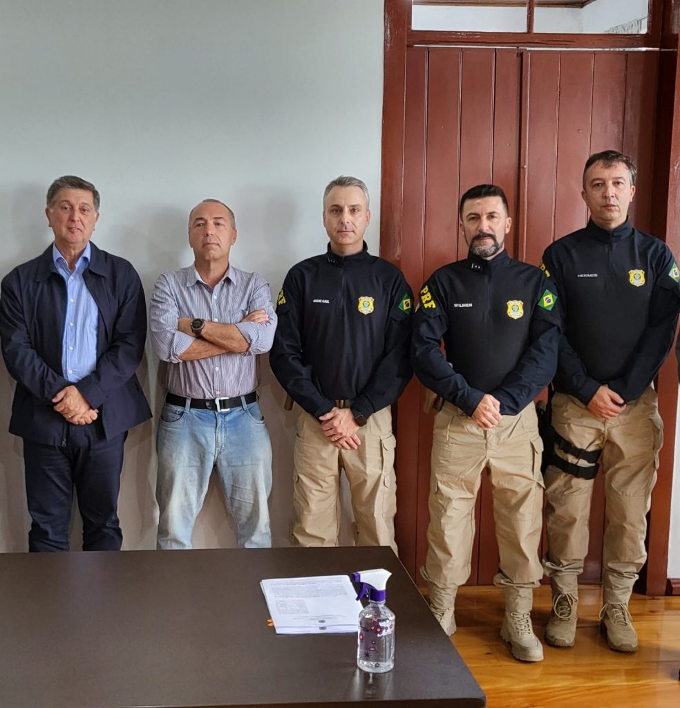 Cooperação com a PRF tornará “a vida da cidade mais fácil”, avalia prefeito de Florianópolis
