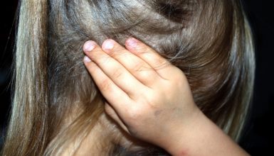 Imagem referente a Criança de 10 anos é estuprada por quatro adolescentes em escola