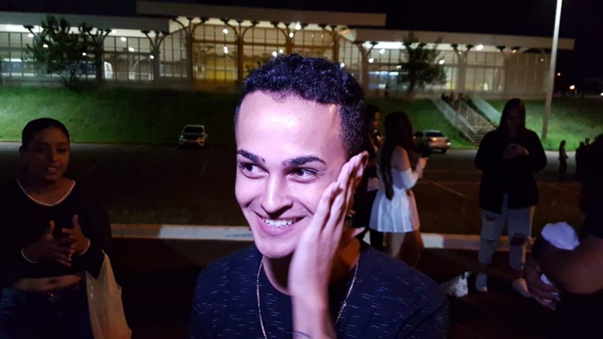 ‘Fala que é sem sentimento, mas quando eu sento apaixona’: Ansiosos, fãs aguardam Luísa Sonza em Cascavel