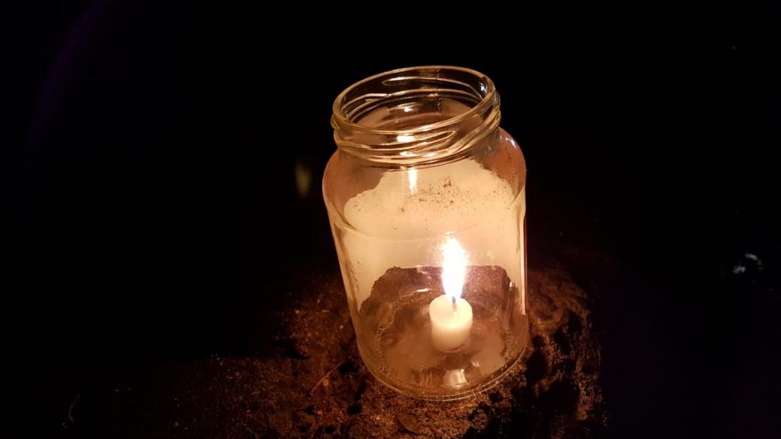 Sem iluminação, moradores colocam velas na rua “Aqui tem que andar de lanterna”